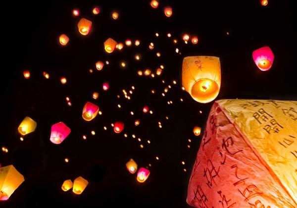 ½½Ê¬¤Ï¡ÖÊ¿·ÌÀþ¡×¤ÎÀþÏ©ÏÆ¤Ë¾¦Å¹¤¬Î©¤ÁʤָŤ¤Ä®¤Ç¤¹¡£Å·Åõ¤Î¦Ì̤˴ꤤ»ö¤ò½ñ¤¤¤Æ¶õ¤ËÈô¤Ð¤¹¡ÖÅ·Åõ¾å¤²¡×¤ò³Ú¤·¤à¸÷·Ê¤¬¿Íµ¤¤Î¥¹¥Ý¥Ã¥È¤È¤Ê¤Ã¤Æ¤¤¤Þ¤¹¡£¢¨Å·ÅõÂθ³ÉÕ¤¡Ê2¡Á3̾ÍͤÇ1¤Ä¤ÎÅ·Åõ¤ò¾å¤²¤Þ¤¹¡Ë¡ã¼Ì¿¿Äó¶¡¡§ÂæÏѴѸ÷Ä£¡¦ÂæÏѴѸ÷¶¨²ñ¡ä