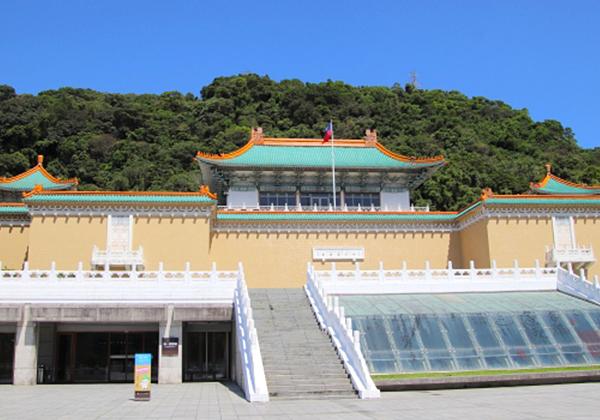 ÂæË̸εÜÇîʪ±¡¤Î·úʪ¤Ï¡¢Ãæ¹ñµÜÅÂÍͼ°¤òºÎÍѤ·¤¿4³¬·ú¤Æ¤Î¹½Â¤¤Ç¡¢ÁíÌÌÀѤÏÌó28,000Ê¿Êý¥á¡¼¥È¥ë¤Ç¤¹¡£´ÛÆâ¤Ë¤ÏÁס¢¸µ¡¢ÌÀ¡¢À¶¤Î³Æ»þÂå¤Ë¤ï¤¿¤ëÌó70ËüÅÀ¤â¤Îµ®½Å¤Êʸ²½ºâ¤¬½ê¢¤µ¤ì¤Æ¤ª¤ê¡¢¤½¤ÎÎò»Ë¤Ï8000ǯ¤Ë¤âµÚ¤Ó¤Þ¤¹¡£¤³¤ì¤é¤ÎŸ¼¨ÉʤϼïÎऴ¤È¤ËÄê´üŪ¤ËÆþ¤ìÂØ¤¨¤¬¹Ô¤ï¤ì¡¢´ïʪÎà¤Ï6¥ö·î¡Á2ǯ¡¢½ñ²è¤ä¿Þ½ñʸ¸¥Îà¤Ï3¥ö·î¤´¤È¤ËŸ¼¨Âؤ¨¤¬¼Â»Ü¤µ¤ì¡¢Ëè²ó¿·¤·¤¤Å¸¼¨Éʤò¸«¤ë¤³¤È¤¬¤Ç¤¤Þ¤¹¡£¡ã¼Ì¿¿Äó¶¡¡§ÂæÏѴѸ÷Ä£¡¦ÂæÏѴѸ÷¶¨²ñ¡ä