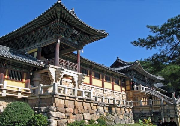 �ڹ�������������Իԡ��Ľ�(����󥸥�)����ʩ���(�ץ륰�å�)�פϡ���Ȥ��ƿ��Ĥ򽸤�Ƥ���������ϼ�˹�����ʩ�������ǡ��դϺ������Ϲ��դ������������Ǥ����ֻ������פˤ��С�751ǯ�˿������κ��ꡢ�����(���ࡦ�ǥ���)����Ω�����Ȥ����Τ�ͭ�Ϥ��Ϸ���Ǥ�������ˤϿ���ʩ���ݽѤη��ȾΤ����룷�Ĥι�������¸�����ڹ��̾����������1��ˤ���ꤵ��Ƥ��ޤ���