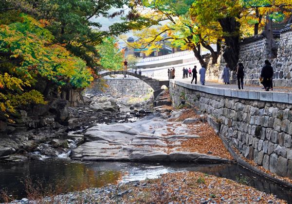 ·Ä¾°ÆîÆ»¤Ë¤¢¤ëÄÌÅÙ»û¤Ï¡¢´Ú¹ñ»°Êõ»û±¡¤Î°ì¤Ä¤Ç¡ÖÊ©Êõ¡ÊÊ©¤µ¤Þ¡Ë¤Î»û¡×¤È¤·¤ÆÃΤé¤ì¤ë̾Ñë¤Ç¤¹¡£ºÇÂç¤ÎÆÃħ¤Ï¡¢ÂçͺŤËÊ©Áü¤¬°ÂÃÖ¤µ¤ì¤Æ¤¤¤Ê¤¤ÅÀ¤Ç¤¹¡£¤½¤ÎÂå¤ï¤ê¤Ë¡¢·úʪ¤ÎÇØ¸å¤Ë¤¢¤ë¶â¹ä²üÃŤ˼á²àËàÆôÊ©¤Î¿¿¿È¼ËÍø¡Ê°ä¹ü¡Ë¤¬ã«¤é¤ì¤Æ¤¤¤Þ¤¹¡£Á±ÆÁ½÷²¦¤Î»þÂå¡Ê646ǯ¡Ë¤Ë»ü¢Χ»Õ¤Ë¤è¤Ã¤ÆÁÏ·ú¤µ¤ì¡¢¥æ¥Í¥¹¥³À¤³¦°ä»º¤Ë¤âÅÐÏ¿¤µ¤ì¤Æ¤¤¤Þ¤¹¡£³ÊÄ´¹â¤¤·úÃÛÈþ¤È¡¢Ê©¶µ¤ÎÀº¿À¤¬Â©¤Å¤¯ÀÅëí¤Ê¶õ´Ö¤¬Ì¥ÎϤǤ¹¡£