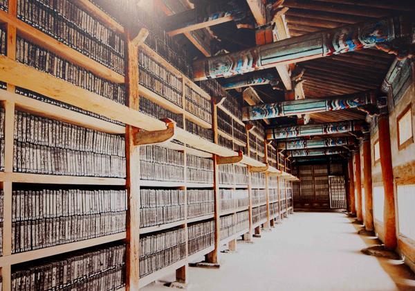 �ľ���ƻ�β������������줿�ֳ������ʥإ��󥵡ˡפϡ��ڹ�������ΰ�ĤȤ����Τ���̾��Ǥ�������θ��ɤ����ϡ���ͥ�������ʸ���仺�ˤ���Ͽ����Ƥ���ֹ�����¢���ġס��ظŤο�����ʩ���Ϥ��ऱ�褦�ȡ�16ǯ�κз�򤫤��ƹ�ޤ줿8����Ķ�����ڤ������������Τޤޡ�¢�����¡פ��ݴɤ���Ƥ��ޤ����׻����Ԥ����줿�������������ƥ�ˤ���ɴǯ��Τ������忩�������ȴ����Ƥ������λѤϡ��ޤ����ηäȿ��Ĥη뾽�������ʶ�������ǡ���ˤνŤߤ˿�������̤ʤҤȤȤ���ᤴ���ޤ����ʼ̿��󶡡��ڹ�Ѹ����ҡ�