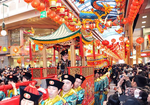 【皇帝パレード:2月9,16日】清王朝時代の皇帝と皇后がお正月に揃って街中へ出かけ、民衆と一緒に新年を祝う様子をイメージしたパレードで毎年皇帝と皇后役に有名人が出演する事でも有名です!(※イメージ)