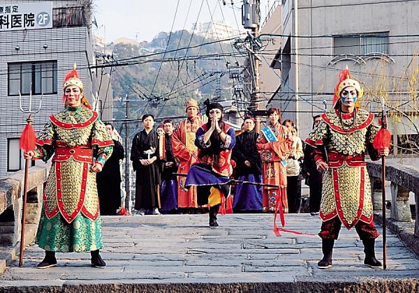 【媽祖行列:2月10,17日】江戸時代に長崎へ入港した中国船の乗組員たちが航海安全の女神とされる媽祖を唐人屋敷や興福寺へ安置する為に行っていた行列を再現して市内を練り歩きます!(※イメージ)