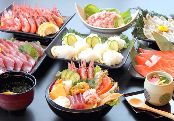鯛、イカ、海老、サーモン、マグロ、ふぐタタキ、カニほぐし身、タコ、8種の海鮮を刺身!しゃぶしゃぶ!海鮮丼!3つの食べ方でぜんぶ食べ放題!さらに、食後のデザートとしてメロンも食べ放題でご用意しました!(※料理イメージ)