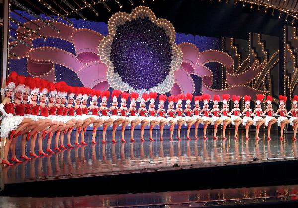 『ラインダンス』一糸乱れぬ動きと脚線美に感動します！宝塚大劇場はオーケストラによる生演奏、大勢のジェンヌさんで踊るので迫力や華やかさも倍増です！男役の群舞にもウットリです☆