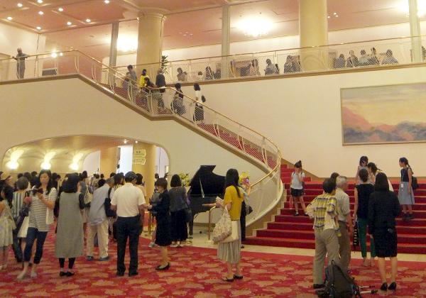 【宝塚大劇場】シンボルの『大階段』や『銀橋』などがあります。この劇場での音楽は全てオーケストラによる生演奏♪（地方公演などは録音になります）“本拠地”宝塚大劇場での観劇は格別です☆