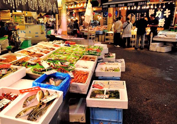 金沢の台所「近江町市場」では新鮮な海の幸がいっぱい！約90分の散策ではご自由に昼食を食べて、お買物も楽しめちゃいます。市場にはたくさんのお店がございますので、地元の方ともお話し出来るチャンスですよ！(イメージ)