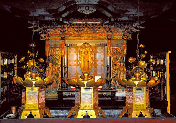 1200年の間ともされ続けた「不滅の法灯」の灯籠が九州に上陸！国宝「延暦寺根本中堂」内観