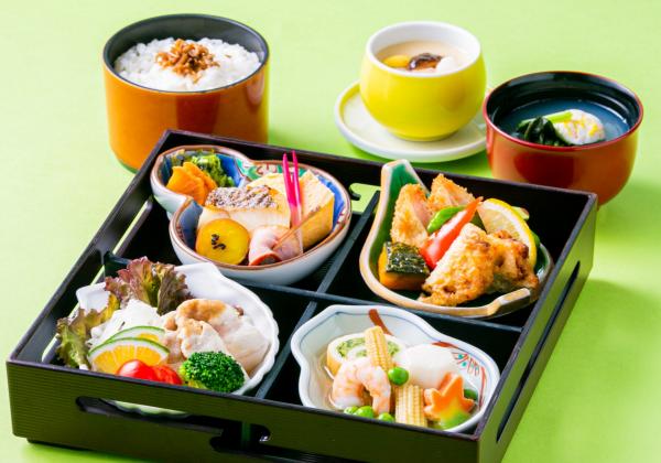 【ホテルニューオータニ佐賀】日本料理御膳。地元佐賀の食材をメインに使った人気御膳。たくさんの品数を少量ずつお楽しみ頂けます。