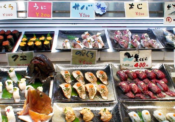 活気あふれる市場でその日にあがった新鮮な魚の握りや丼をお楽しみください！（※イメージ）