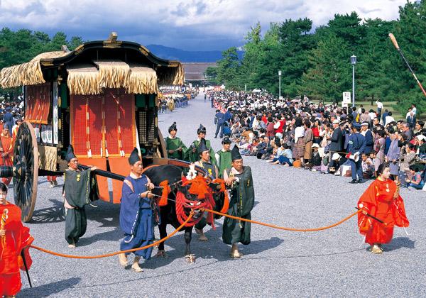 京都三大祭の一つ「時代祭」。3年ぶりの開催が決定致しました！時代祭は太鼓の音色を先頭に約2kmの時代絵巻が京都の町を艶やかに彩る風物詩です。1,000年の歴史を一目で体感いただけます。行列スタートの京都御所での見学と行列到着の平安神宮での見学を一挙に致します。(イメージ)