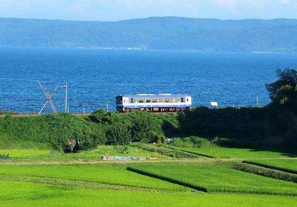 「のと鉄道」能登の風景は人々の心を打つ絶景です。世界農業遺産「能登の里山里海」を眺めながら、のんびりとローカル電車に乗車。美しい田園風景、日本の原風景を堪能。(イメージ)
