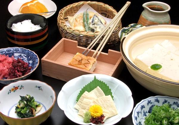 『祇園円山 かがり火』円山公園内に位置する歴史あるお食事処「かがり火」でのご昼食。京の雰囲気を味わいながら京野菜と湯豆腐の御膳をご用意いたしました。
