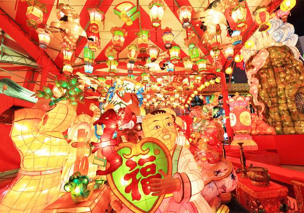 長崎新地中華街の人達が中国の旧正月（春節）を祝う行事として始めたもので、期間中は市内中心部が約1万5千個にも及ぶ色鮮やかなランタン（中国灯籠）に彩られ、幻想的な世界に包まれます！（※イメージ / 写真提供:長崎県観光連盟）