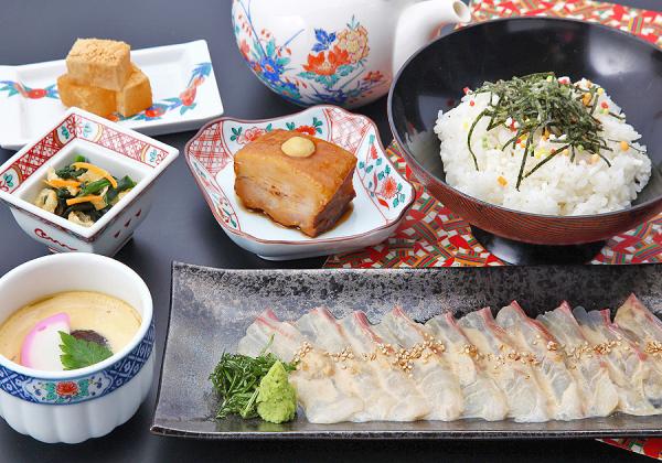 特製タレが美味！1度に2つの味わい方が楽しめる長崎県産｢真鯛の鯛茶漬け｣昼食付！（※料理イメージ）