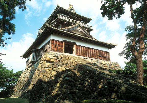 【丸岡城（まるおかじょう）】[写真提供：福井県観光連盟] 日本100名城のひとつ。北陸地方、唯一の現存十二天守。天守閣入場致します。また日本100名城・続日本100名城に数えられる名城をめぐります。家康公ゆかりの地にも訪れます。(イメージ)