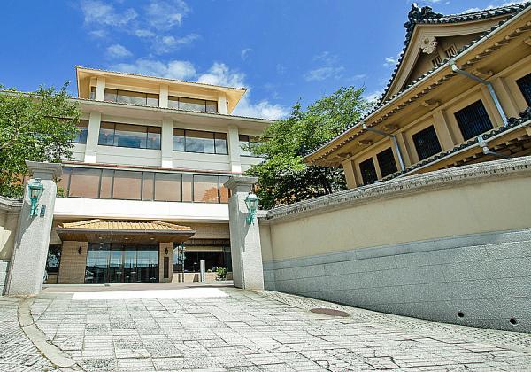 ¡Ú½ÕÈÁϰ¤È¤Ï?¡ÛÌÀ¼£20ǯ¤ÎǯËö¤Ë»þ¤ÎÁíÍýÂç¿ÃŽ¢°ËÆ£ÇîÊ¸Ž£¤¬ÍèŹ¤·¤¿ºÝ¡¢»þ²½Â³¤¤Çµû¤Î»ÅÆþ¤ì¤¬½ÐÍ褺¤Ëº¤¤ê²Ì¤Æ¤¿Åö»þ¤Î½÷¾¤¬Ë¿Ã½¨µÈ¤Î¶Ø»ßÎá°ÊÍè¿©¤Ù¤ë»ö¤¬½ÐÍè¤Ê¤«¤Ã¤¿¤Õ¤¯ÎÁÍý¤ò¤ª¼êƤ¤Á³Ð¸ç¤Ç½Ð¤·¤¿¤È¤³¤í¡¢¤½¤ÎÈþÌ£¤·¤µ¤òÀ仿¤µ¤ì¡¢ÍâǯÁ´¹ñŪ¤Ë¤Õ¤¯ÎÁÍý¤¬²ò¶Ø¤µ¤ì¤ë¤¤Ã¤«¤±¤È¤Ê¤Ã¤¿¤Õ¤°ÎÁÍý¸øµöÂè1¹æÅ¹¤Ç¤¹¢ö¡Ê¢¨¥¤¥á¡¼¥¸¡Ë