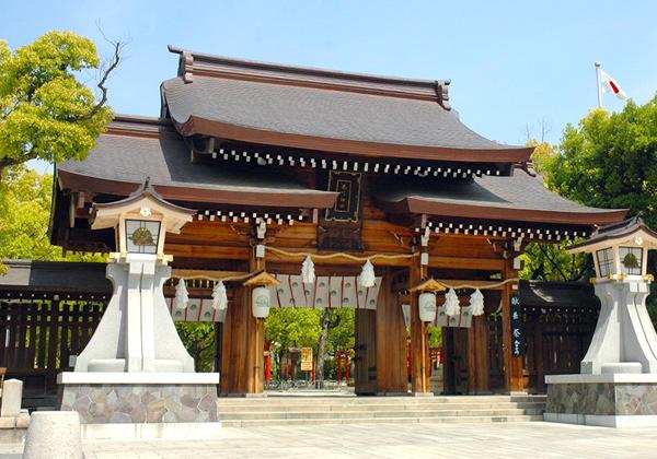 ÃÒ¡¦¿Î¡¦Í¦¤Î»°ÆÁ¤òÈ÷¤¨¤¿Ì¾¾¡¦ÆïÌÚÀµÀ®¸ø¤ò㫤ê¡ÈÆï¸ø(¤Ê¤ó¤³¤¦)¤µ¤ó¡É¤Î°¦¾Î¤È¾Ò±¿¡¦Ìñ½ü¤±¤Î¼Ò¤È¤·¤Æ¿Æ¤·¤Þ¤ì¤Æ¤¤¤Þ¤¹¡£¿å¸Í¸÷Óû¸ø¤Ë¤è¤ê·úΩ¤µ¤ì¤¿¡¢ÀµÀ®¸øÊèÈê¡ÖÓ˸ÆÃé¿ÃÆï»ÒÇ·Êè¡×¤Ë¤ÏµÈÅľ¾±¢¤Ï¤¸¤áËëËö¤Î»Ö»Î¤é¤¬ÆÆ¤¤¿ò·É¤òÃí¤¤¤À¤½¤¦¤Ç¤¹¡£