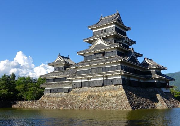 �̥���ץ��λ������طʤˡ������γ��Ѥ������Ȥ��Ӥ�Ω�Ĺ��������ܾ롣�����������¤���줿���ܺǸŤθ޽�ϻ������¤ŷ��Ǥ��ꡢ�򼿶��ȹ����ɤ�Υ���ȥ饹�Ȥ�����ʤ���Ϣ�뼰ŷ��פι�¤���ϰ����Ǥ�������Ǥϡ���������ꤷ����Ŵˤ���֡פ�޸��ۤγ��ʤʤɡ��臘����ξ�Ȥ��Ƥ��϶����վ���ֶ�˸��ء���ˤι��Ȥ���ۤ��������λѤ򺣤�������̾������ʤ�ʬ�ˤ���ǽ����������