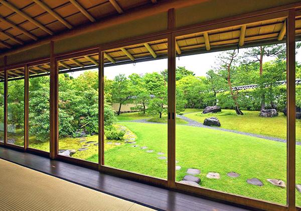 ɱϩ¾ë¤ÎÀ¾¸æ²°ÉßÀפ˰ÌÃÖ¤¹¤ë¹¥¸Å±à¤Ï¡¢È¯·¡Ä´ºº¤Ç³Îǧ¤µ¤ì¤¿²°Éß³ä¤äÄÌÏ©¤ò¤½¤Î¤Þ¤Þ³è¤«¤·¤¿¡¢¹Âç¤ÊÃÓÀô²óÍ·¼°Äí±à¤Ç¤¹¡£Ìó1ËüÄÚ¤ÎÉßÃϤˤϡ¢¼ñ¤Î°Û¤Ê¤ë9¤Ä¤ÎÄí±à¤¬¹¤¬¤ê¡¢»Íµ¨ÀÞ¡¹¤Î¼«Á³¤ÎÈþ¤·¤µ¤ò´®Ç½¤Ç¤¤Þ¤¹¡£ÆÃ¤Ëɱϩ¾ë¤ò¼Ú·Ê¤È¤·¤¿¡Ö¸æ²°ÉߤÎÄí¡×¤Îį¤á¤Ï°µ´¬¤Ç¡¢Âì¤Î²»¤òݤ¤Ê¤¬¤éÎÐˤ«¤Ê²óϤòÊ⤱¤Ð¡¢¹¾¸Í»þÂå¤ÎÉ÷¾ð¤¬Á¯¤ä¤«¤ËÁɤê¤Þ¤¹¡£¾ë²¼Ä®¤ÎÎò»Ë¤ÈÄí±àÈþ¤¬Ä´Ï¤¹¤ë¡¢¿´Íî¤ÁÃ夯Àżä¤Î¶õ´Ö¤Ç¤¹¡£