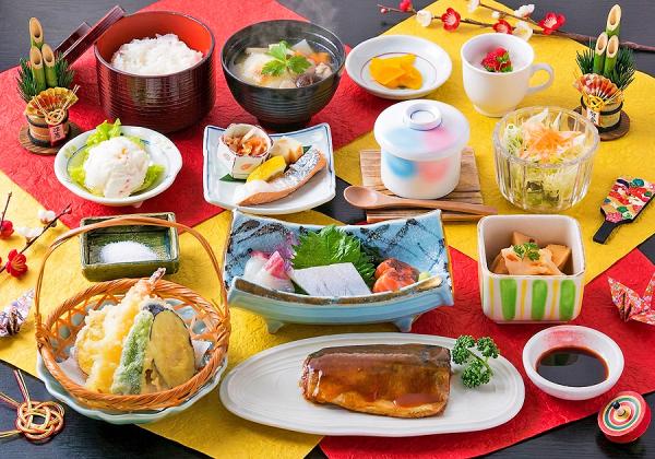 <お品書き> ・刺身3種盛り ・鯖の味噌煮 ・海老と野菜の天婦羅 ・焼鮭 ・小鉢 ・サラダ ・ポテトサラダ ・茶碗蒸し ・白御飯 ・お雑煮 ・煮物 ・デザート 全12品(※料理イメージ / 出発日及び仕入れ状況により器や料理内容が変更になる場合があります)